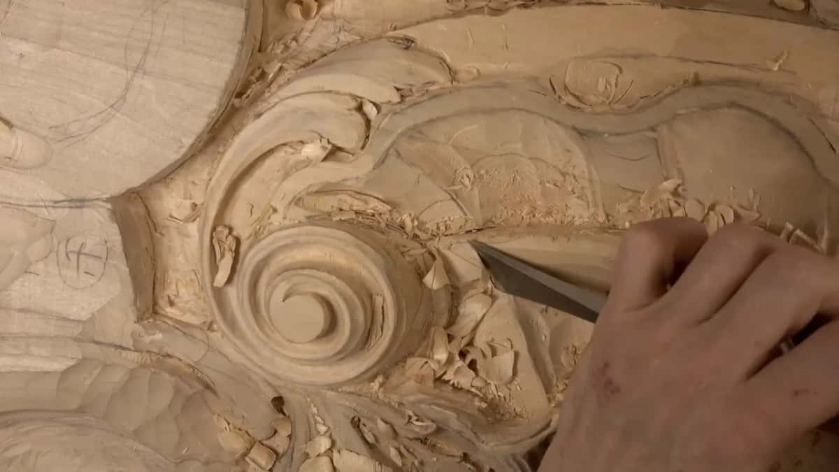 A flat, angled blade runs along the curl beside the spiral.