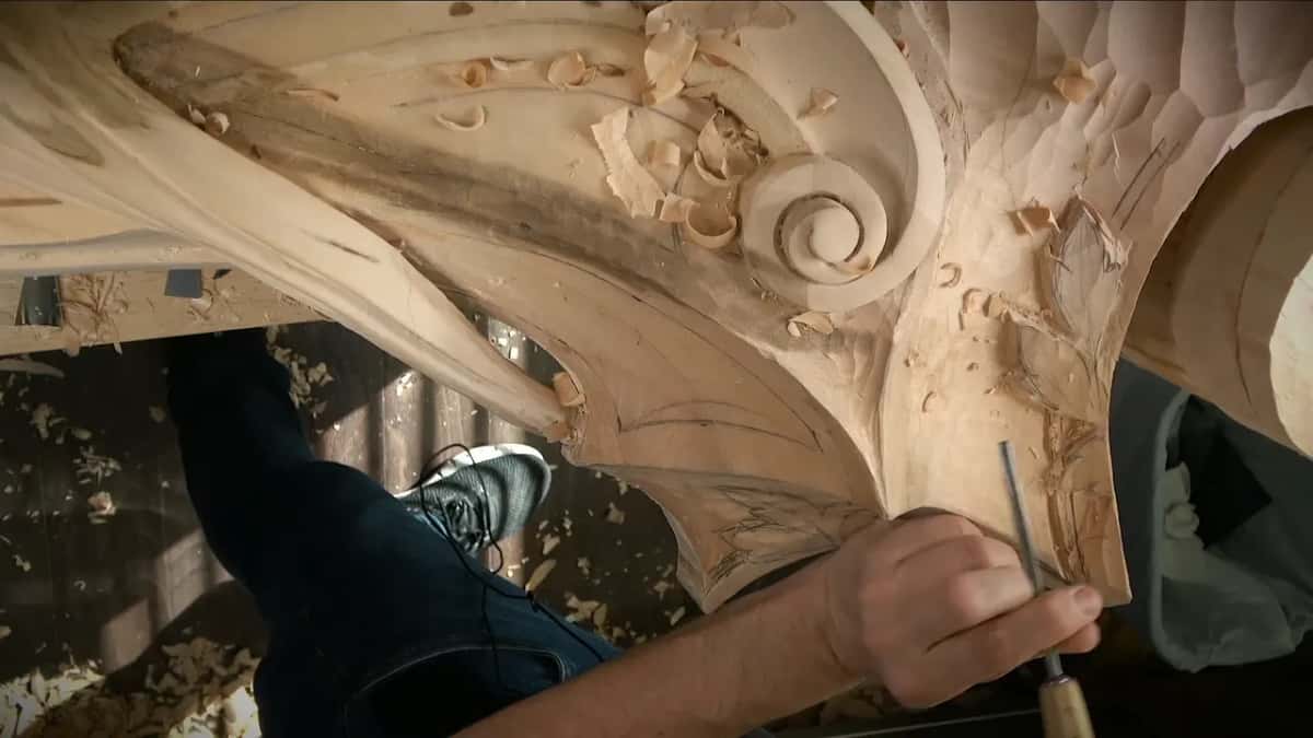 Narrow tool at the bottom edge