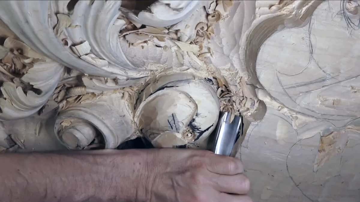 Steel gouge on the right side of the head.